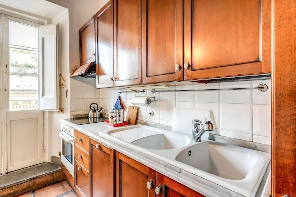 Apartment Flat With Lovely Views Near Piazza Navona Rome
